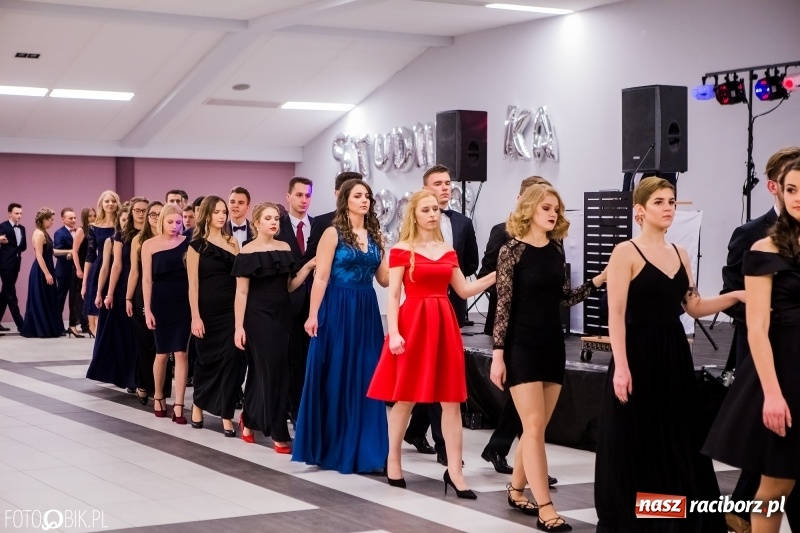 Zdjęcie w galerii na portalu naszraciborz.pl: Bal na 102! Studniówka II LO im. Adama Mickiewicza w Zakrzowie wiadomości z regionu
