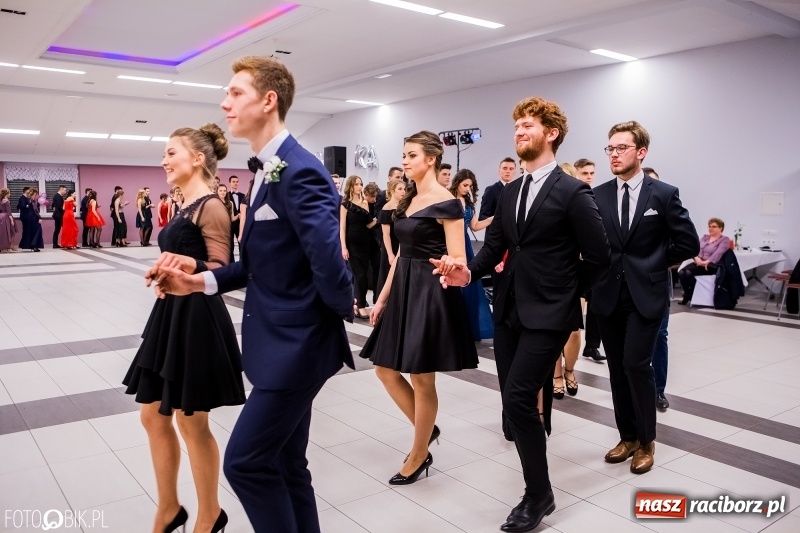 Zdjęcie w galerii na portalu naszraciborz.pl: Bal na 102! Studniówka II LO im. Adama Mickiewicza w Zakrzowie wiadomości z regionu