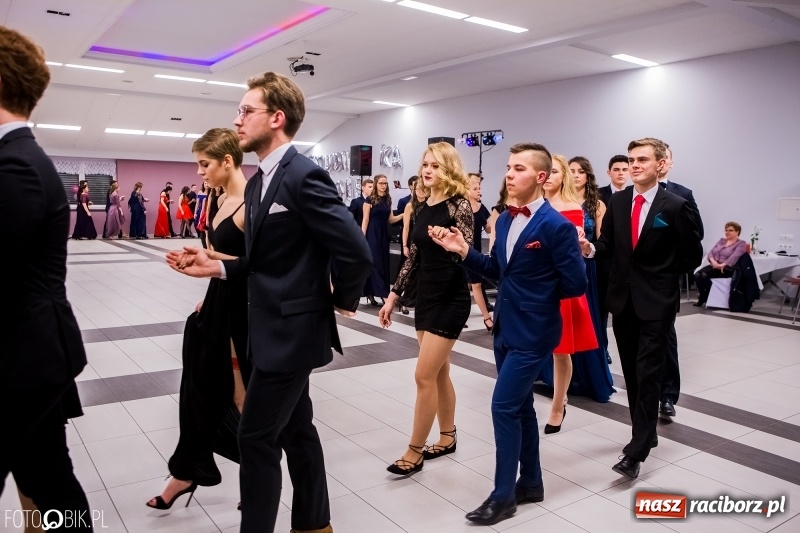 Zdjęcie w galerii na portalu naszraciborz.pl: Bal na 102! Studniówka II LO im. Adama Mickiewicza w Zakrzowie wiadomości z regionu