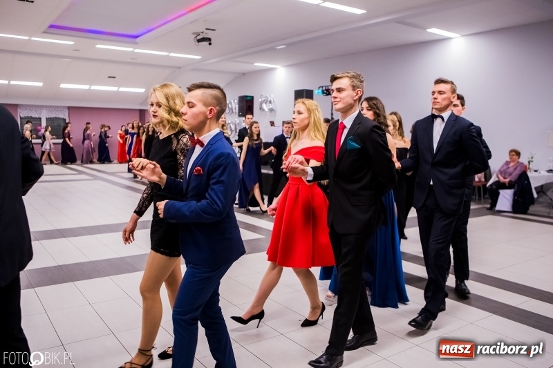 Zdjęcie w galerii na portalu naszraciborz.pl: Bal na 102! Studniówka II LO im. Adama Mickiewicza w Zakrzowie wiadomości z regionu