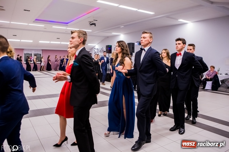 Zdjęcie w galerii na portalu naszraciborz.pl: Bal na 102! Studniówka II LO im. Adama Mickiewicza w Zakrzowie wiadomości z regionu