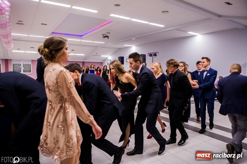 Zdjęcie w galerii na portalu naszraciborz.pl: Bal na 102! Studniówka II LO im. Adama Mickiewicza w Zakrzowie wiadomości z regionu