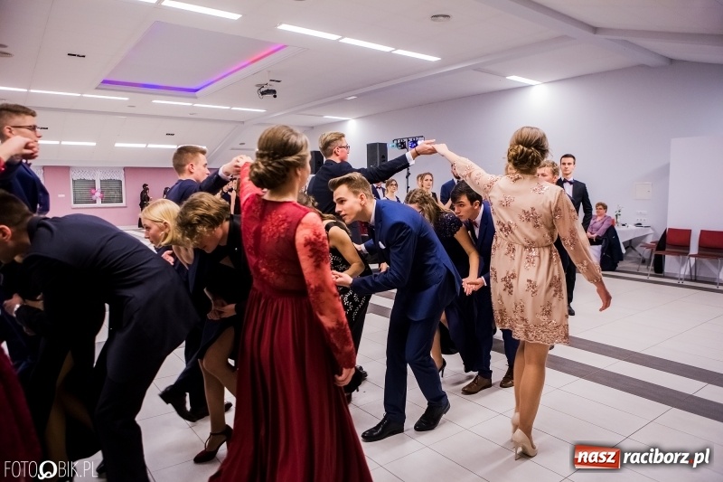 Zdjęcie w galerii na portalu naszraciborz.pl: Bal na 102! Studniówka II LO im. Adama Mickiewicza w Zakrzowie wiadomości z regionu