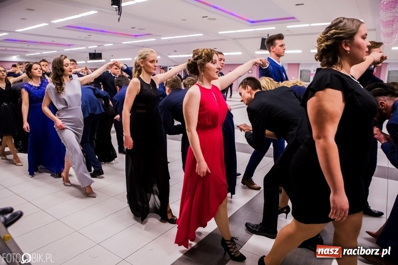 Zdjęcie w galerii na portalu naszraciborz.pl: Bal na 102! Studniówka II LO im. Adama Mickiewicza w Zakrzowie wiadomości z regionu