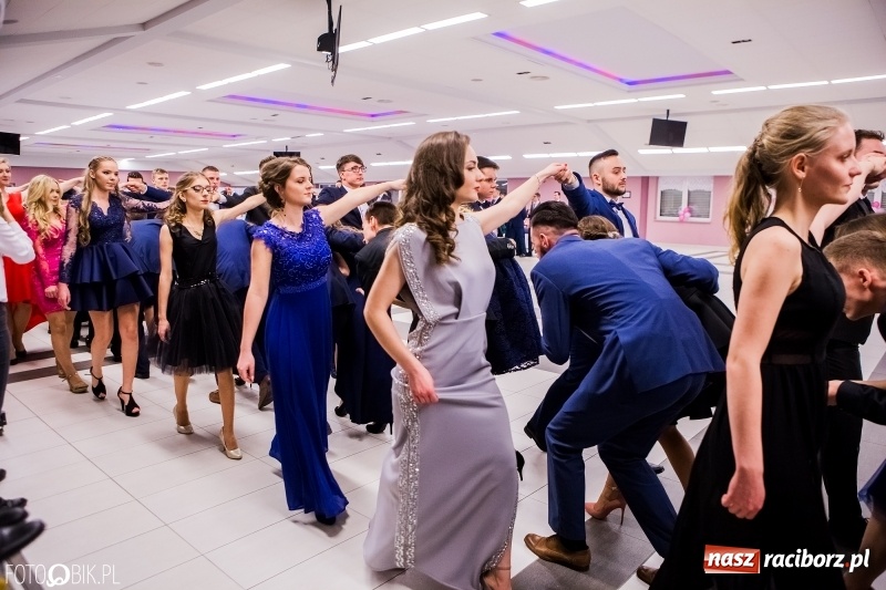 Zdjęcie w galerii na portalu naszraciborz.pl: Bal na 102! Studniówka II LO im. Adama Mickiewicza w Zakrzowie wiadomości z regionu