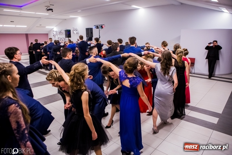 Zdjęcie w galerii na portalu naszraciborz.pl: Bal na 102! Studniówka II LO im. Adama Mickiewicza w Zakrzowie wiadomości z regionu