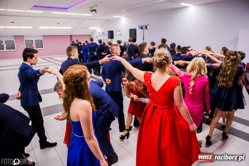 Zdjęcie w galerii na portalu naszraciborz.pl: Bal na 102! Studniówka II LO im. Adama Mickiewicza w Zakrzowie wiadomości z regionu