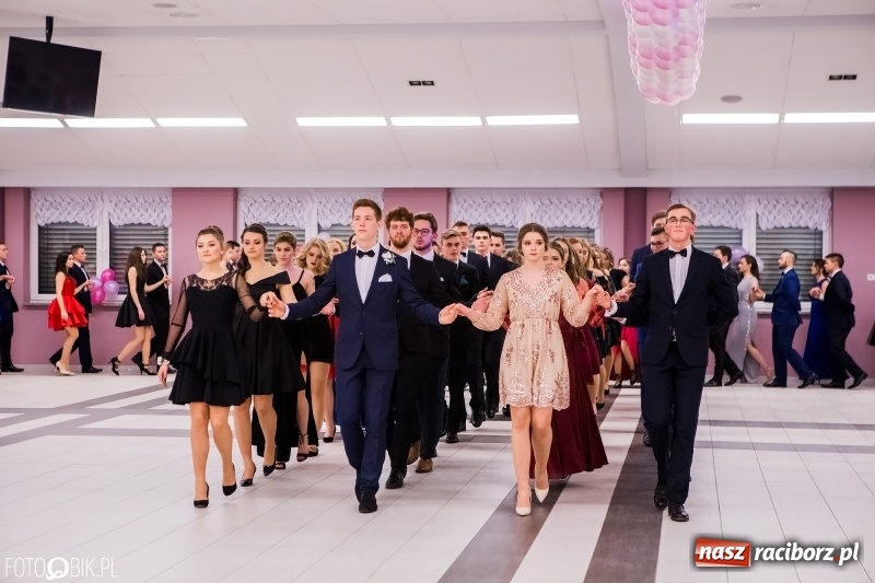 Zdjęcie w galerii na portalu naszraciborz.pl: Bal na 102! Studniówka II LO im. Adama Mickiewicza w Zakrzowie wiadomości z regionu