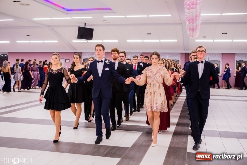 Zdjęcie w galerii na portalu naszraciborz.pl: Bal na 102! Studniówka II LO im. Adama Mickiewicza w Zakrzowie wiadomości z regionu