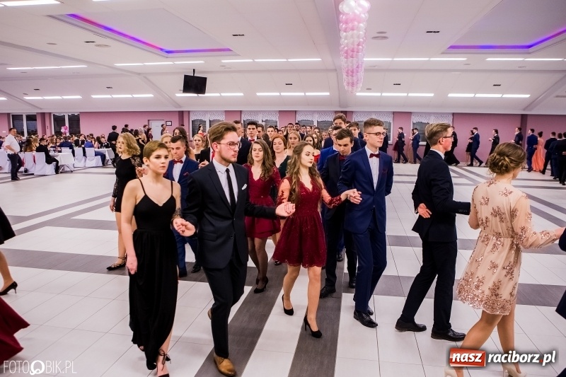 Zdjęcie w galerii na portalu naszraciborz.pl: Bal na 102! Studniówka II LO im. Adama Mickiewicza w Zakrzowie wiadomości z regionu