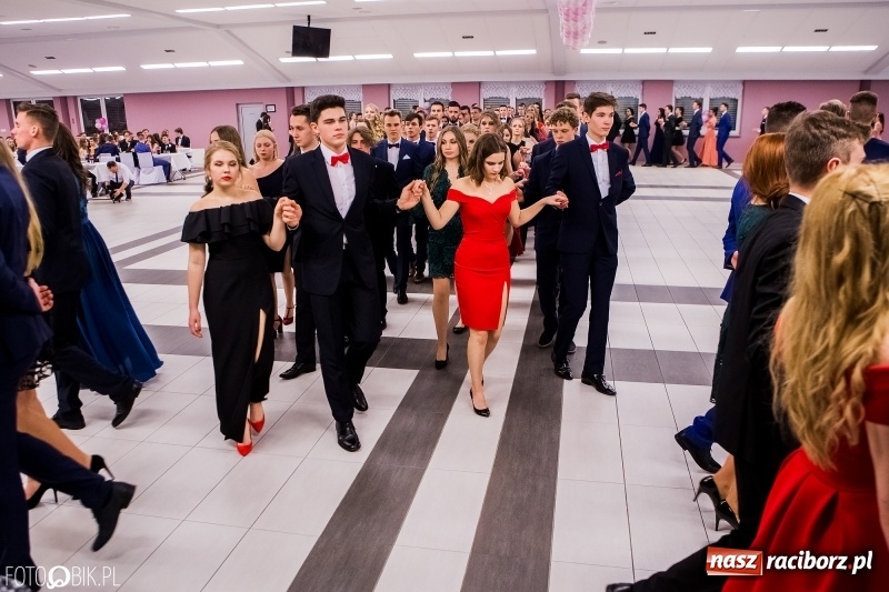 Zdjęcie w galerii na portalu naszraciborz.pl: Bal na 102! Studniówka II LO im. Adama Mickiewicza w Zakrzowie wiadomości z regionu