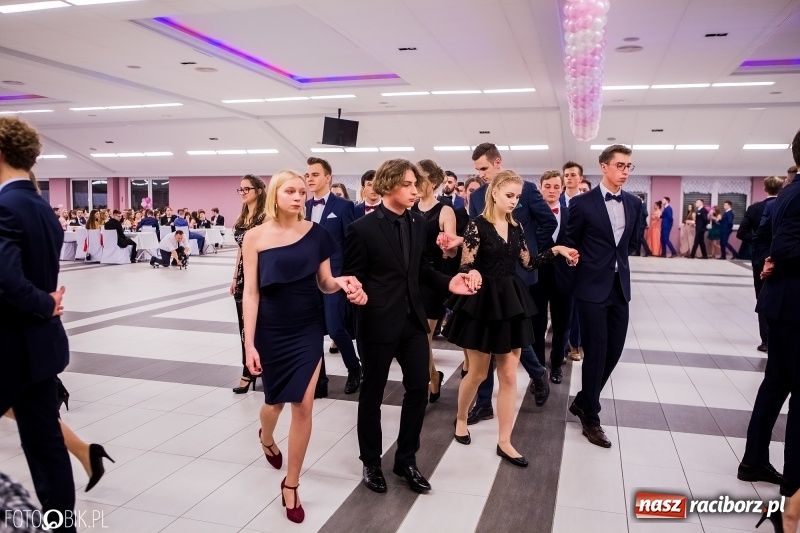 Zdjęcie w galerii na portalu naszraciborz.pl: Bal na 102! Studniówka II LO im. Adama Mickiewicza w Zakrzowie wiadomości z regionu