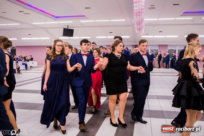 Zdjęcie w galerii na portalu naszraciborz.pl: Bal na 102! Studniówka II LO im. Adama Mickiewicza w Zakrzowie wiadomości z regionu
