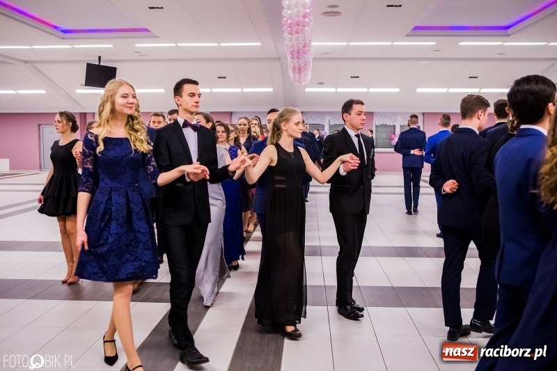 Zdjęcie w galerii na portalu naszraciborz.pl: Bal na 102! Studniówka II LO im. Adama Mickiewicza w Zakrzowie wiadomości z regionu