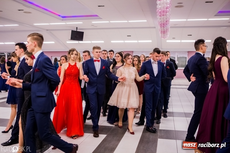 Zdjęcie w galerii na portalu naszraciborz.pl: Bal na 102! Studniówka II LO im. Adama Mickiewicza w Zakrzowie wiadomości z regionu