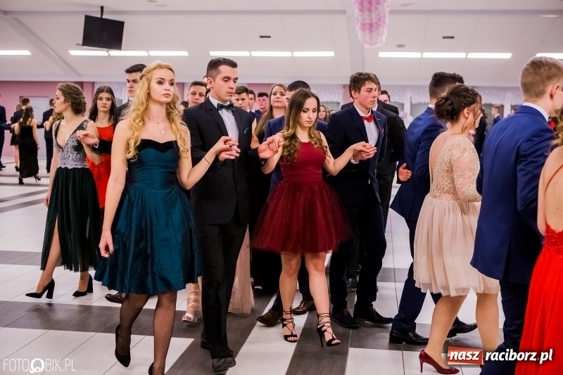 Zdjęcie w galerii na portalu naszraciborz.pl: Bal na 102! Studniówka II LO im. Adama Mickiewicza w Zakrzowie wiadomości z regionu