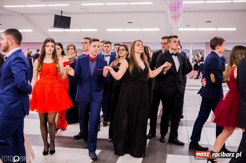 Zdjęcie w galerii na portalu naszraciborz.pl: Bal na 102! Studniówka II LO im. Adama Mickiewicza w Zakrzowie wiadomości z regionu