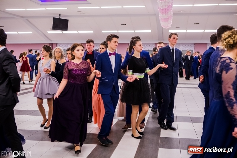 Zdjęcie w galerii na portalu naszraciborz.pl: Bal na 102! Studniówka II LO im. Adama Mickiewicza w Zakrzowie wiadomości z regionu