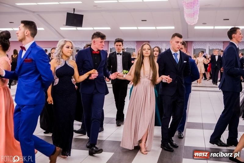 Zdjęcie w galerii na portalu naszraciborz.pl: Bal na 102! Studniówka II LO im. Adama Mickiewicza w Zakrzowie wiadomości z regionu
