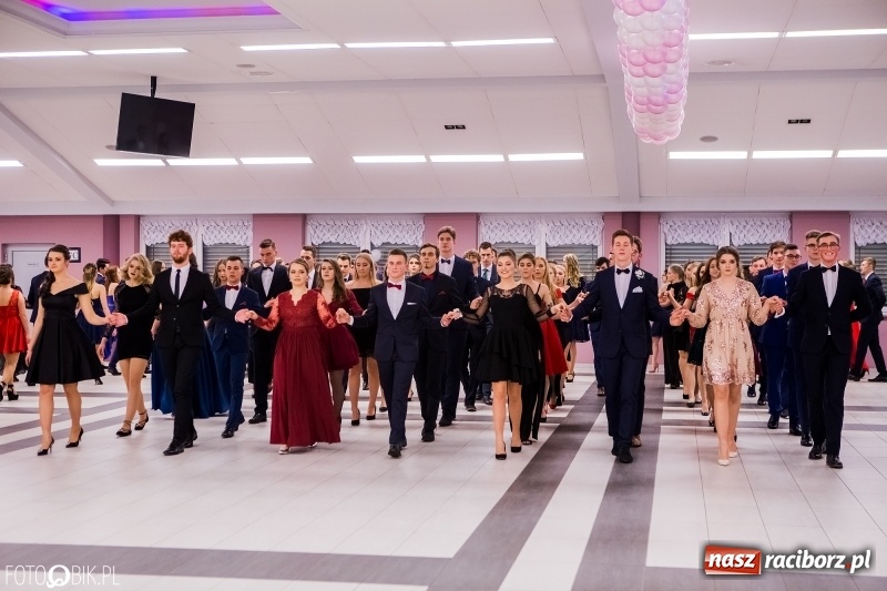 Zdjęcie w galerii na portalu naszraciborz.pl: Bal na 102! Studniówka II LO im. Adama Mickiewicza w Zakrzowie wiadomości z regionu