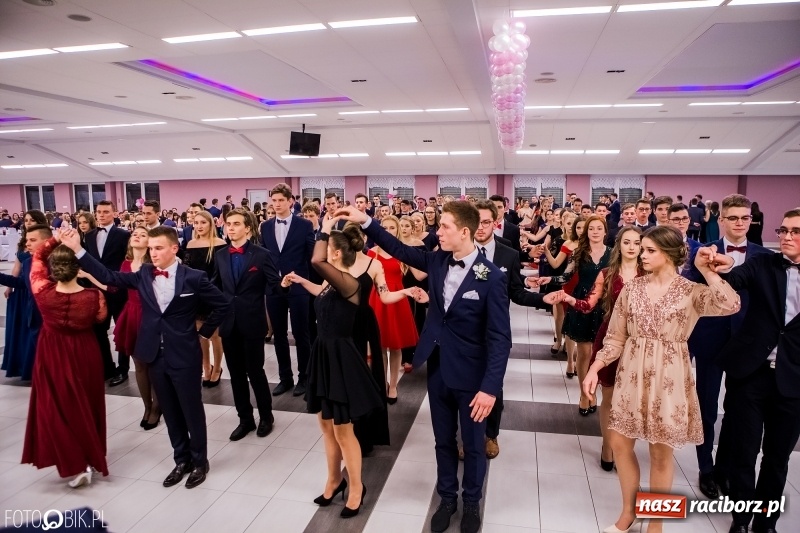 Zdjęcie w galerii na portalu naszraciborz.pl: Bal na 102! Studniówka II LO im. Adama Mickiewicza w Zakrzowie wiadomości z regionu