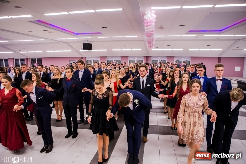 Zdjęcie w galerii na portalu naszraciborz.pl: Bal na 102! Studniówka II LO im. Adama Mickiewicza w Zakrzowie wiadomości z regionu