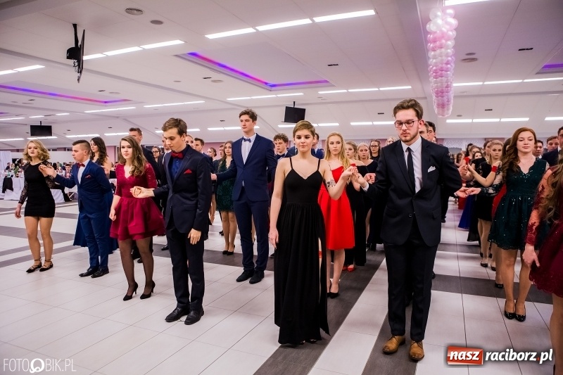 Zdjęcie w galerii na portalu naszraciborz.pl: Bal na 102! Studniówka II LO im. Adama Mickiewicza w Zakrzowie wiadomości z regionu