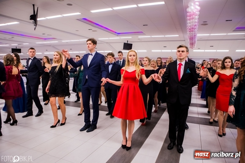 Zdjęcie w galerii na portalu naszraciborz.pl: Bal na 102! Studniówka II LO im. Adama Mickiewicza w Zakrzowie wiadomości z regionu