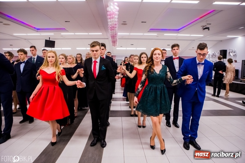 Zdjęcie w galerii na portalu naszraciborz.pl: Bal na 102! Studniówka II LO im. Adama Mickiewicza w Zakrzowie wiadomości z regionu