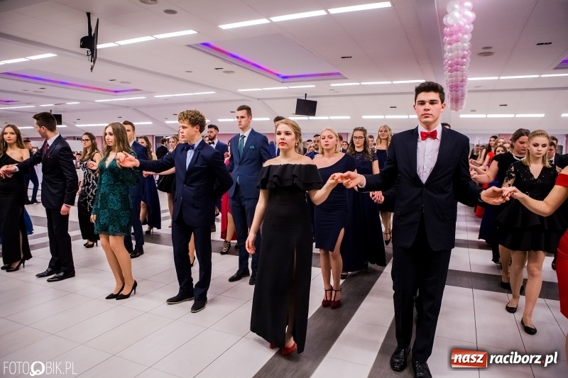 Zdjęcie w galerii na portalu naszraciborz.pl: Bal na 102! Studniówka II LO im. Adama Mickiewicza w Zakrzowie wiadomości z regionu