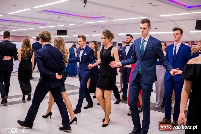 Zdjęcie w galerii na portalu naszraciborz.pl: Bal na 102! Studniówka II LO im. Adama Mickiewicza w Zakrzowie wiadomości z regionu