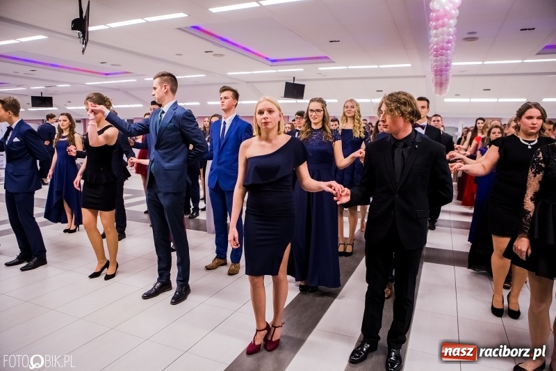 Zdjęcie w galerii na portalu naszraciborz.pl: Bal na 102! Studniówka II LO im. Adama Mickiewicza w Zakrzowie wiadomości z regionu