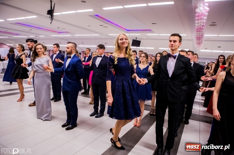 Zdjęcie w galerii na portalu naszraciborz.pl: Bal na 102! Studniówka II LO im. Adama Mickiewicza w Zakrzowie wiadomości z regionu