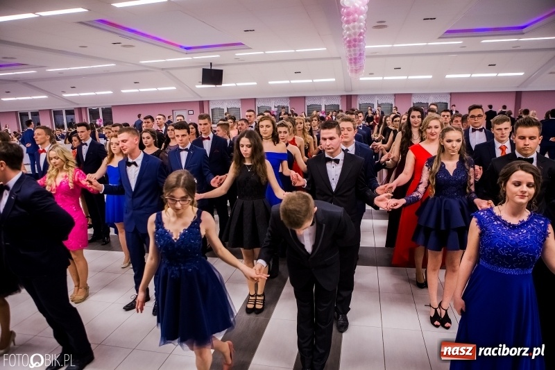 Zdjęcie w galerii na portalu naszraciborz.pl: Bal na 102! Studniówka II LO im. Adama Mickiewicza w Zakrzowie wiadomości z regionu