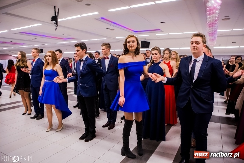 Zdjęcie w galerii na portalu naszraciborz.pl: Bal na 102! Studniówka II LO im. Adama Mickiewicza w Zakrzowie wiadomości z regionu