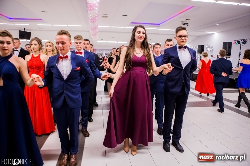 Zdjęcie w galerii na portalu naszraciborz.pl: Bal na 102! Studniówka II LO im. Adama Mickiewicza w Zakrzowie wiadomości z regionu