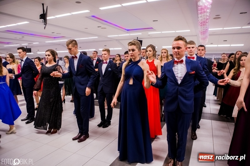 Zdjęcie w galerii na portalu naszraciborz.pl: Bal na 102! Studniówka II LO im. Adama Mickiewicza w Zakrzowie wiadomości z regionu