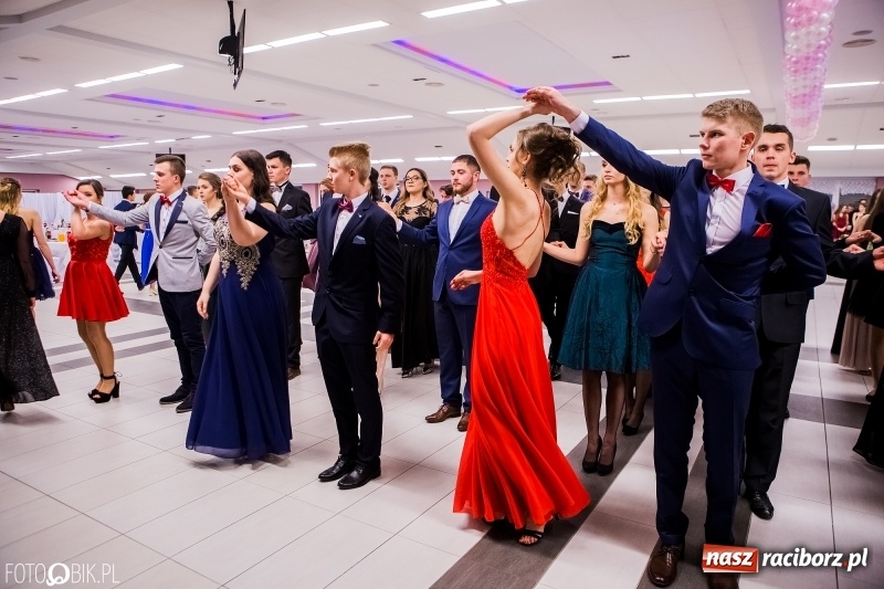 Zdjęcie w galerii na portalu naszraciborz.pl: Bal na 102! Studniówka II LO im. Adama Mickiewicza w Zakrzowie wiadomości z regionu