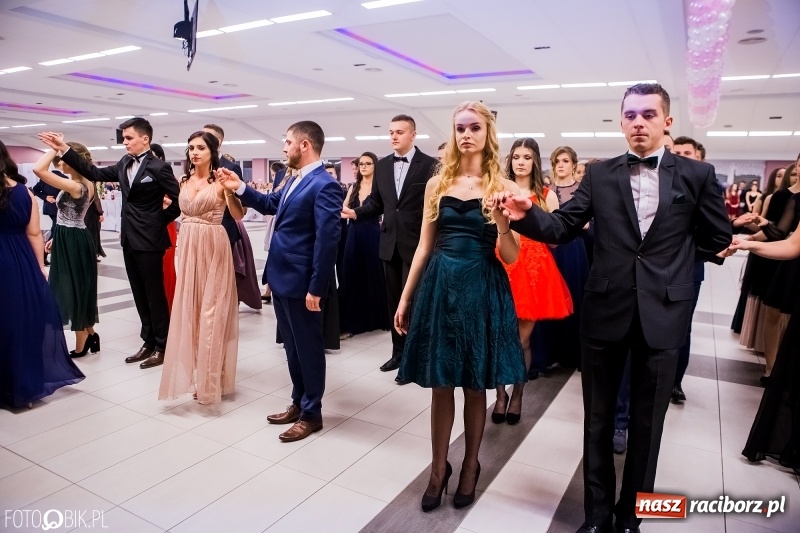 Zdjęcie w galerii na portalu naszraciborz.pl: Bal na 102! Studniówka II LO im. Adama Mickiewicza w Zakrzowie wiadomości z regionu
