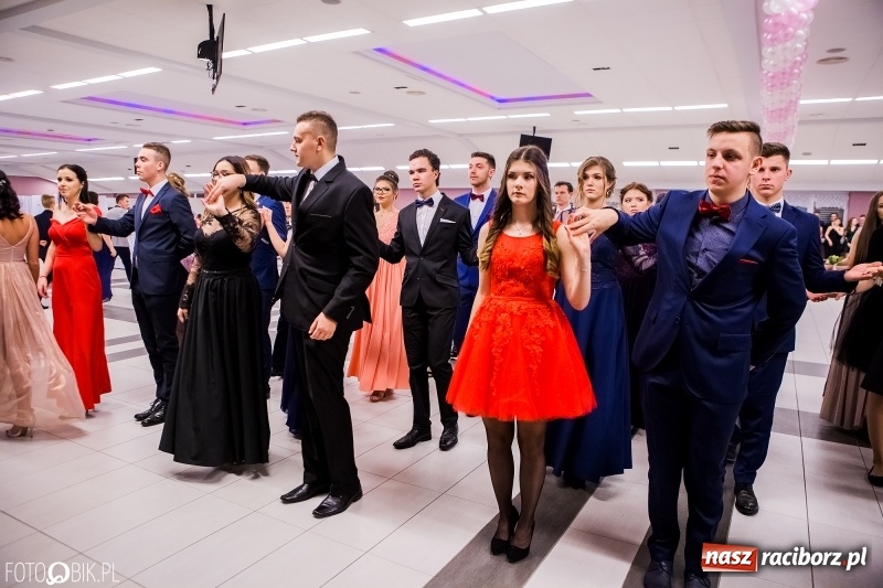 Zdjęcie w galerii na portalu naszraciborz.pl: Bal na 102! Studniówka II LO im. Adama Mickiewicza w Zakrzowie wiadomości z regionu