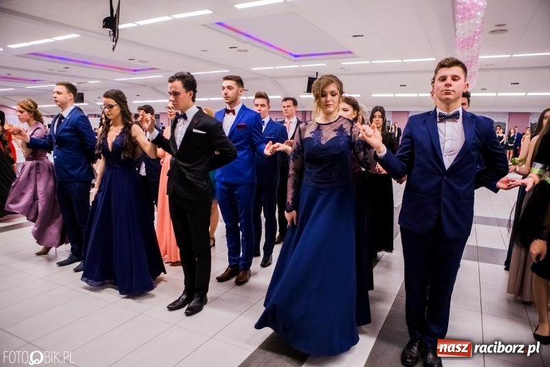 Zdjęcie w galerii na portalu naszraciborz.pl: Bal na 102! Studniówka II LO im. Adama Mickiewicza w Zakrzowie wiadomości z regionu