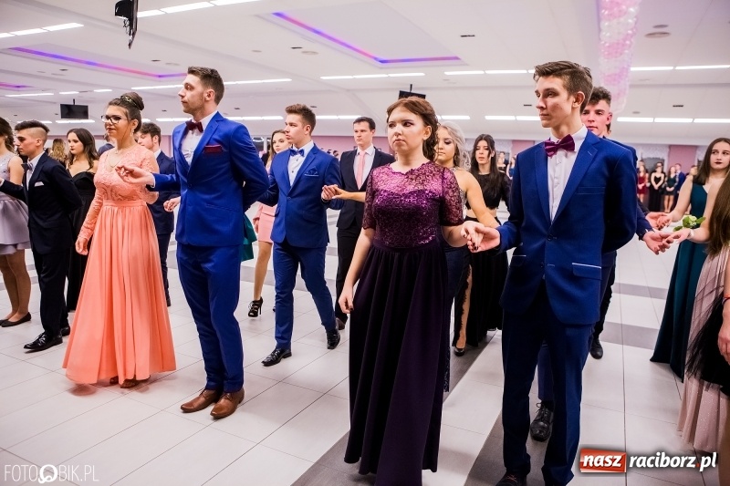 Zdjęcie w galerii na portalu naszraciborz.pl: Bal na 102! Studniówka II LO im. Adama Mickiewicza w Zakrzowie wiadomości z regionu