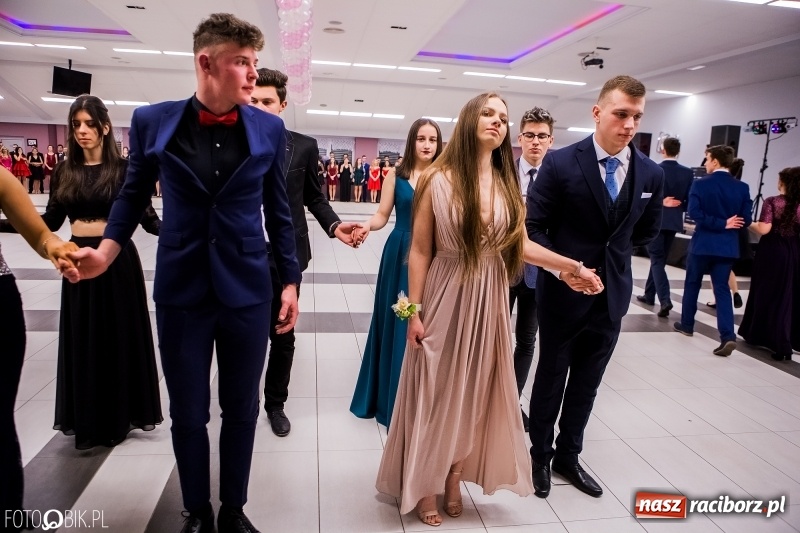 Zdjęcie w galerii na portalu naszraciborz.pl: Bal na 102! Studniówka II LO im. Adama Mickiewicza w Zakrzowie wiadomości z regionu
