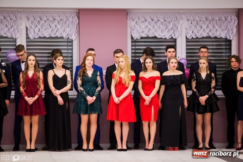 Zdjęcie w galerii na portalu naszraciborz.pl: Bal na 102! Studniówka II LO im. Adama Mickiewicza w Zakrzowie wiadomości z regionu