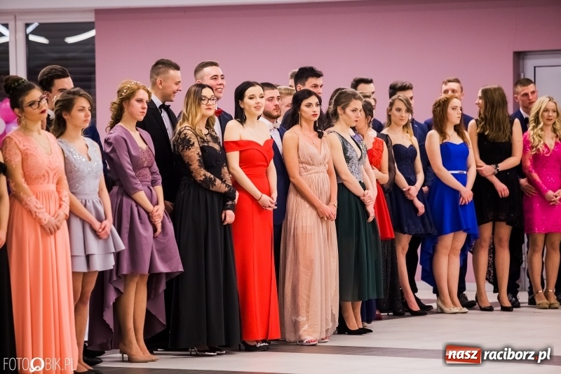 Zdjęcie w galerii na portalu naszraciborz.pl: Bal na 102! Studniówka II LO im. Adama Mickiewicza w Zakrzowie wiadomości z regionu