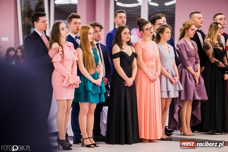 Zdjęcie w galerii na portalu naszraciborz.pl: Bal na 102! Studniówka II LO im. Adama Mickiewicza w Zakrzowie wiadomości z regionu