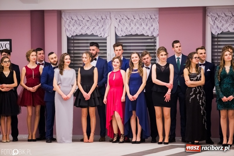 Zdjęcie w galerii na portalu naszraciborz.pl: Bal na 102! Studniówka II LO im. Adama Mickiewicza w Zakrzowie wiadomości z regionu