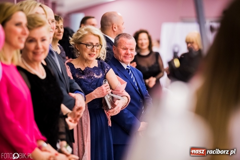 Zdjęcie w galerii na portalu naszraciborz.pl: Bal na 102! Studniówka II LO im. Adama Mickiewicza w Zakrzowie wiadomości z regionu