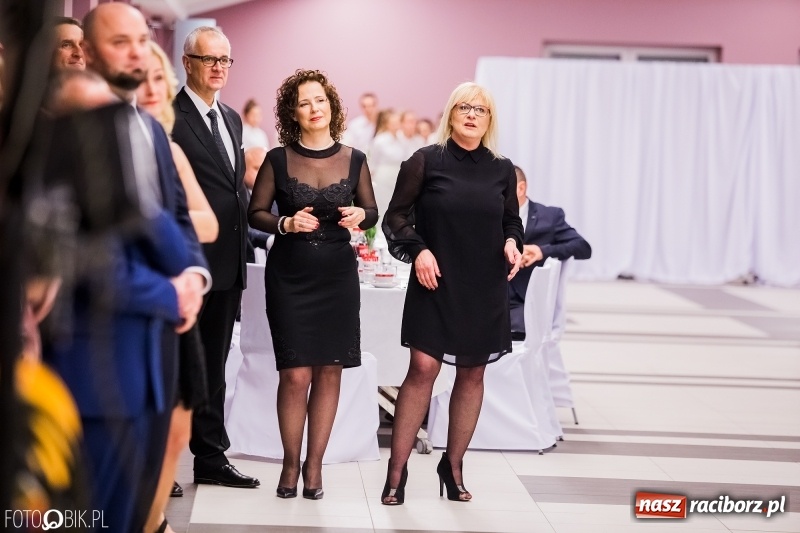 Zdjęcie w galerii na portalu naszraciborz.pl: Bal na 102! Studniówka II LO im. Adama Mickiewicza w Zakrzowie wiadomości z regionu