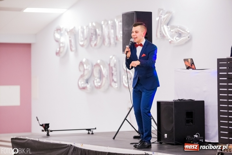 Zdjęcie w galerii na portalu naszraciborz.pl: Bal na 102! Studniówka II LO im. Adama Mickiewicza w Zakrzowie wiadomości z regionu